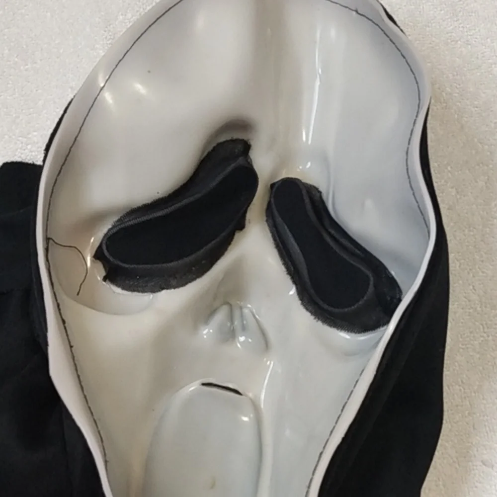 Easter Unlimited Inc.‎ Scream 90s Mask with SMALL FLAW